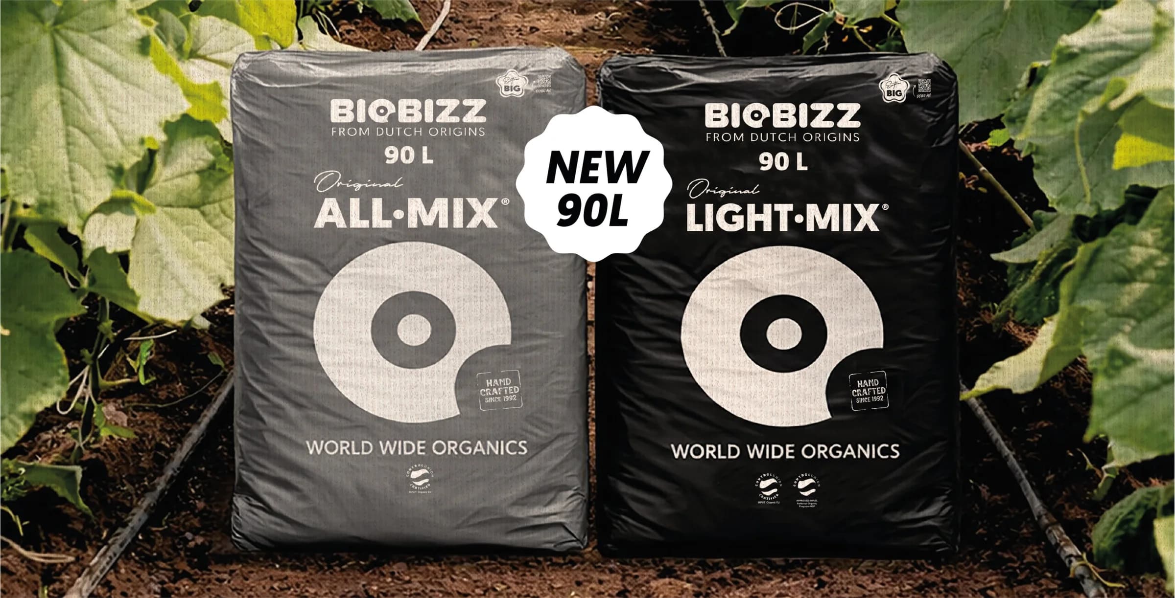 Os novos sacos de 90 litros de All·Mix e Light·Mix lado a lado num canteiro de pepinos.