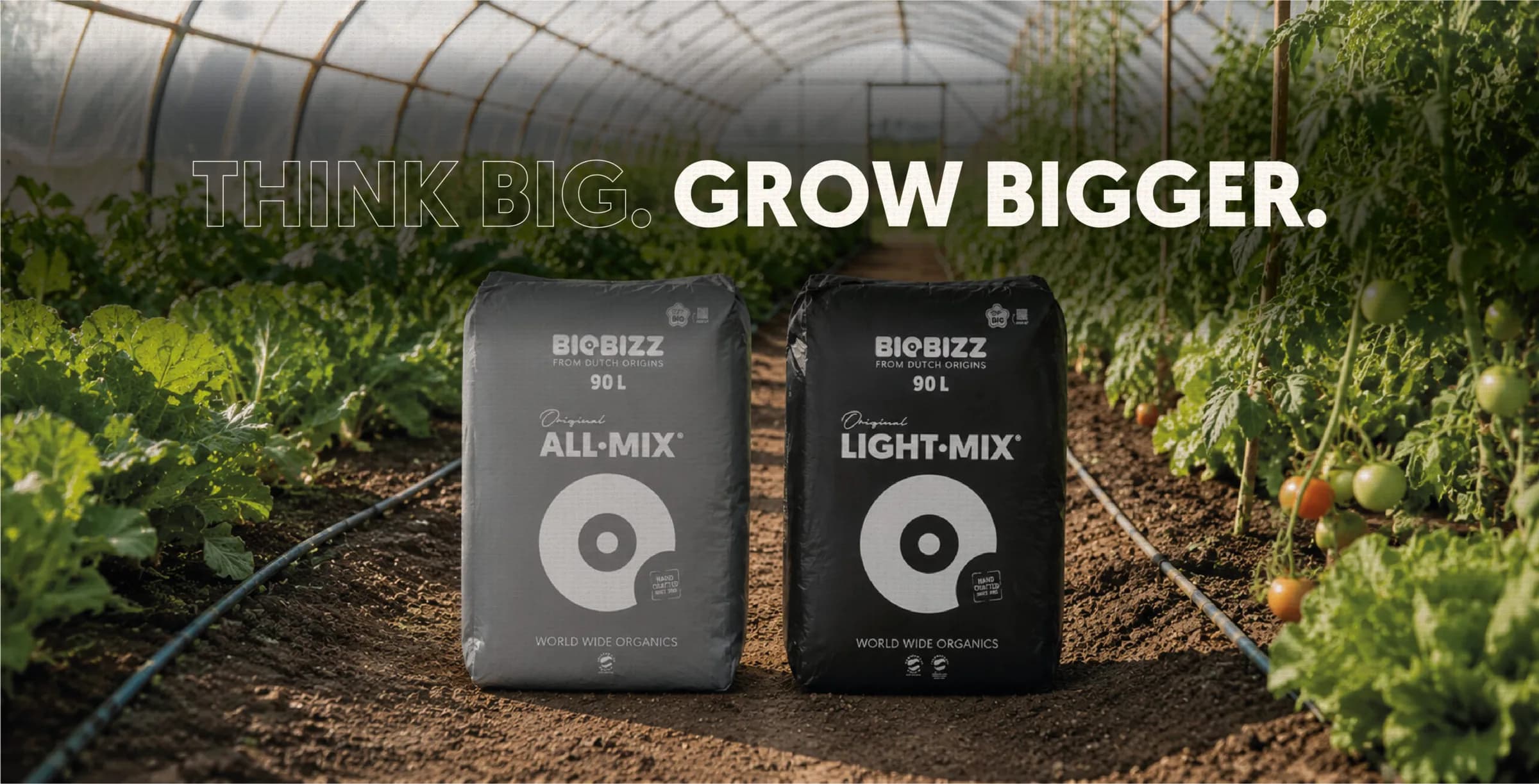 Sacchi da 90 litri All·Mix e Light·Mix in un tunnel di pomodori e insalata.